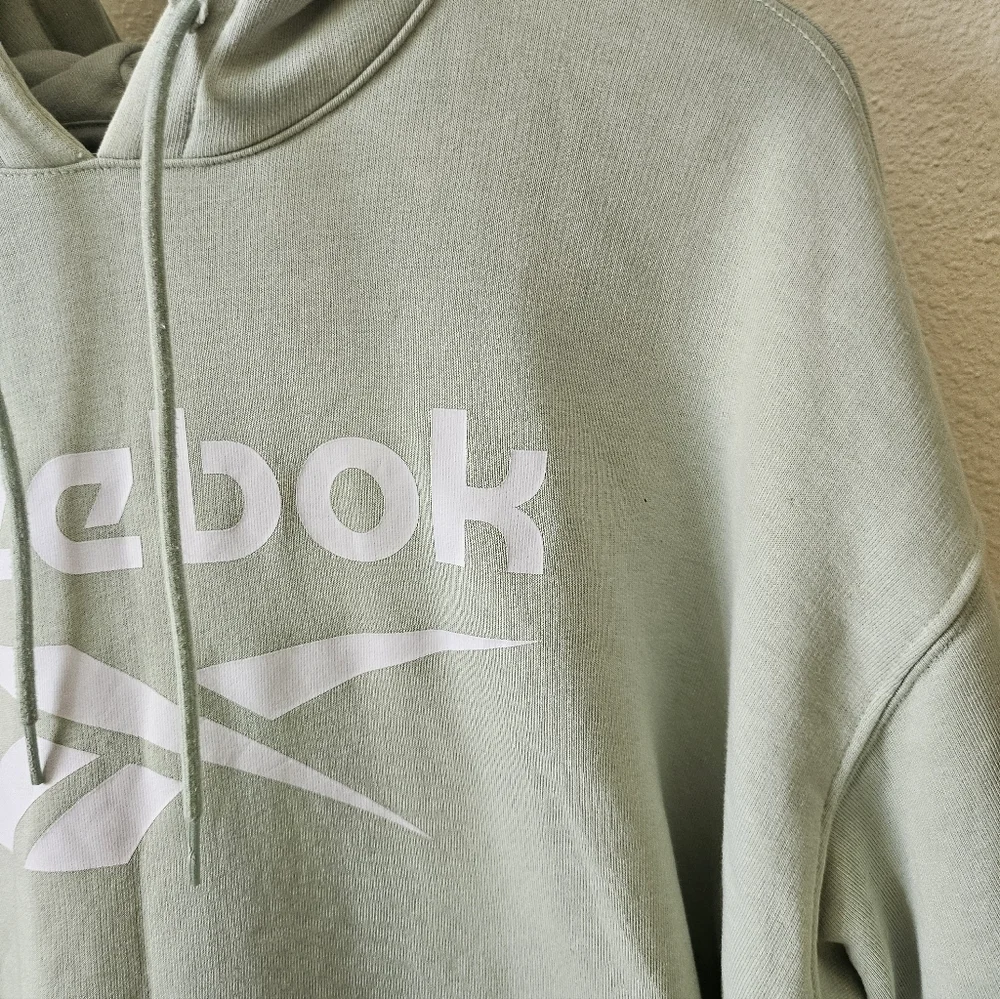 Reebok Women's Green light Sage Green Hoodie Casual Sweater Size XL.